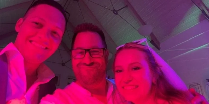 DJ Alexander Barnett während einer Hochzeitsfeier